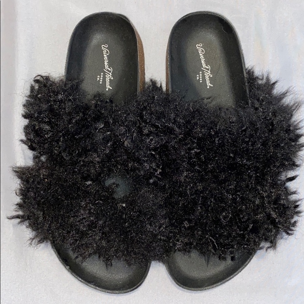 NWOT Universal thread fluffy sandals 🖤